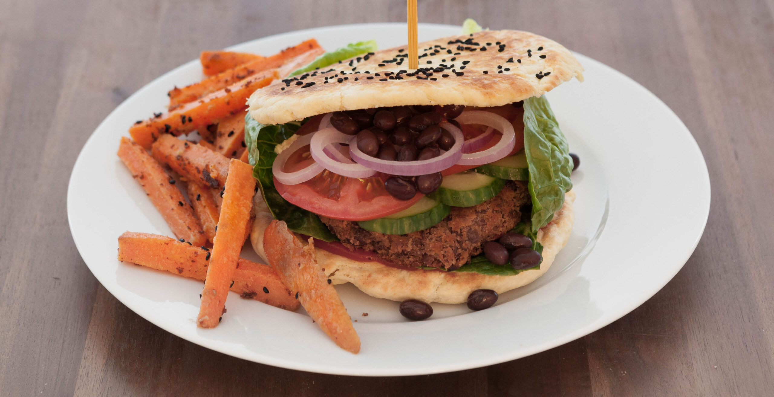 Veganer Black Bean Burger mit hippen Buns aus selfmade Pfannenbrot